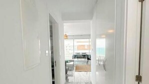 Interior - Seaview Pearl in Mackenzie with Pool & Jacuzzi (Larnaka)