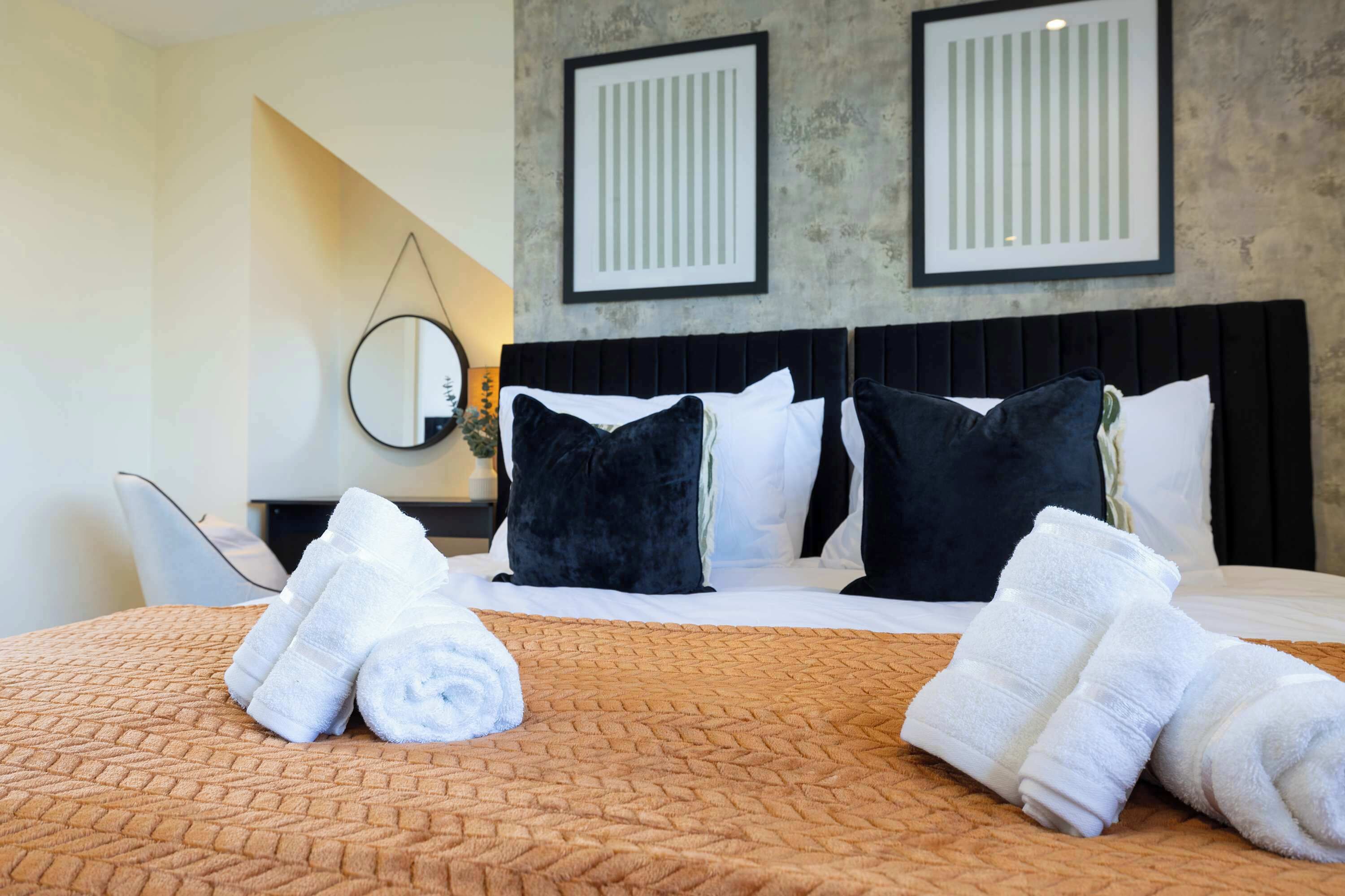 Tabla de planchar con plancha, wifi, ropa de cama