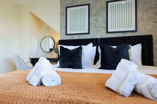 Spacious 4BR Home | Sleeps 9 | Parking | Garden