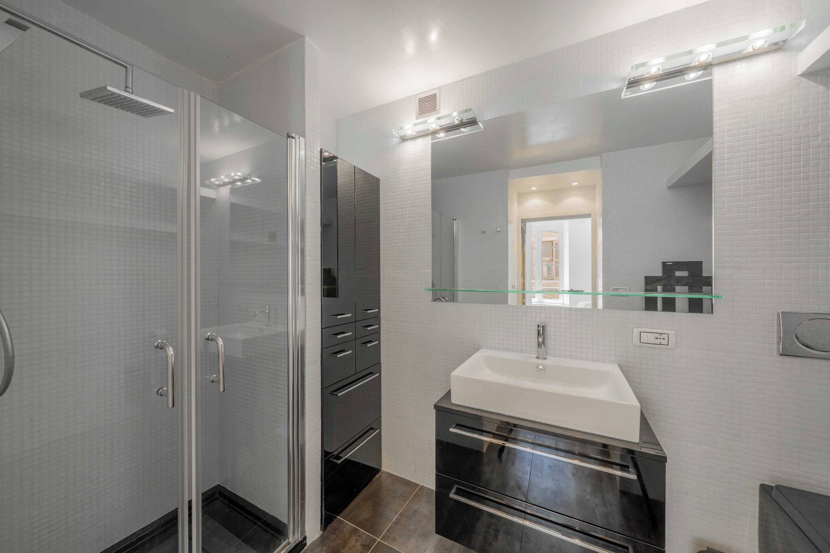 Departamento | Baño | Secadora de cabello, toallas, shampoo 