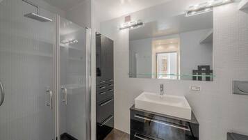 Departamento | Baño | Secadora de cabello, toallas, shampoo