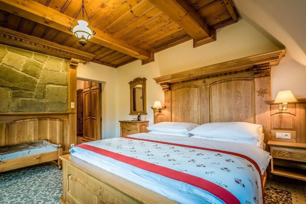 Habitación triple, balcón, vistas al patio | Caja fuerte, escritorio, espacio para trabajar con un portátil