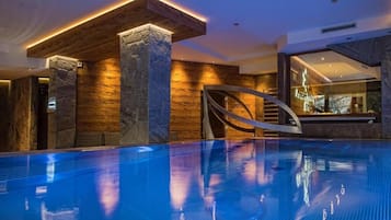 Inomhuspool med öppettider 14.00 till 21.00, och solstolar