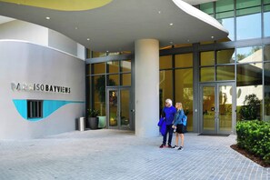 Un bâtiment moderne avec une enseigne indiquant « PARAISO BAYVIEW ».