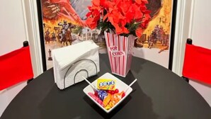 Un cartell de cinema de 'Gone with the Wind', amb palomitas i caramels.