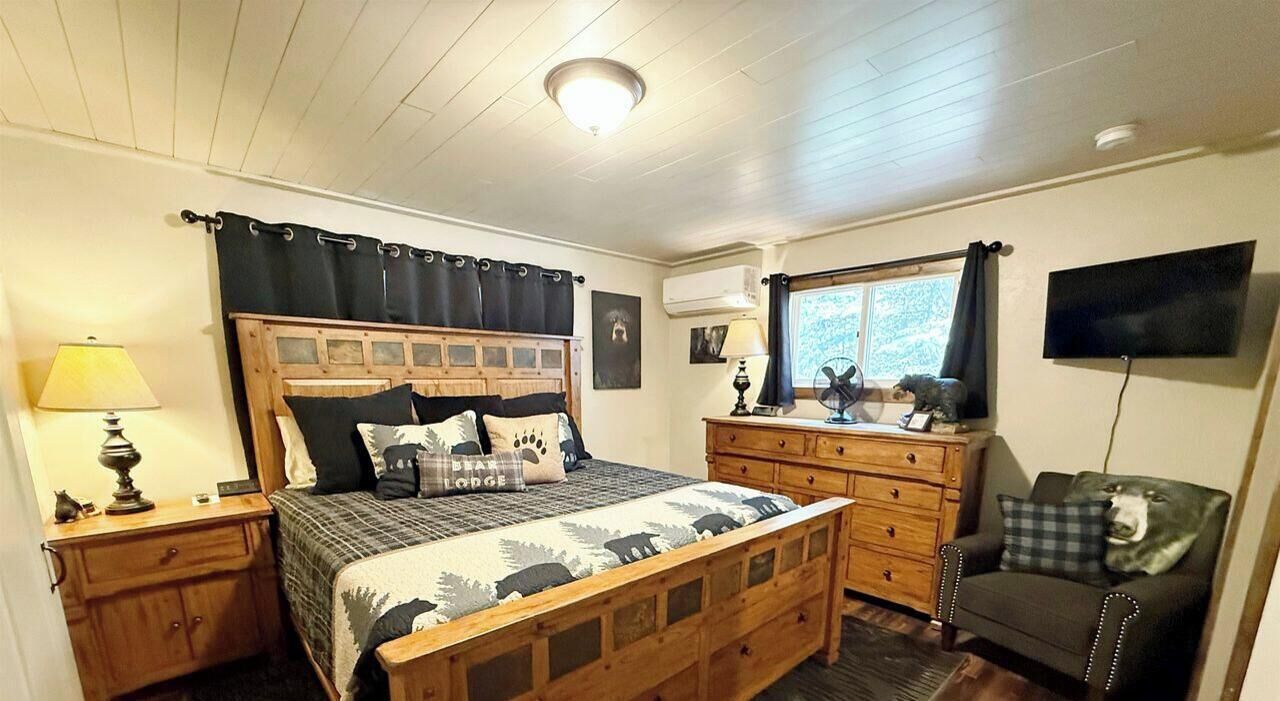 2 bedrooms, desk, iron/ironing board, WiFi