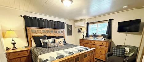 2 bedrooms, desk, iron/ironing board, WiFi