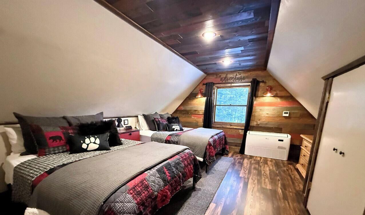 2 bedrooms, desk, iron/ironing board, WiFi