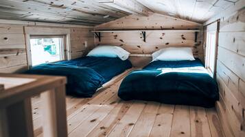 1 bedroom, bed sheets