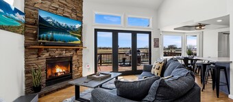 Lakefront Retreat at Boyd | Sleeps 18 w/ Hot Tub