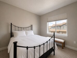 Room - Vernazza Retreat | King Suite & Resort Amenities (Windsor)