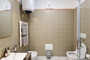 Ein Badezimmer mit Waschbecken, Toilette und Dusche.