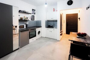 Private kitchen - Klea's Downtown City Apartment Suite (Larnaca)