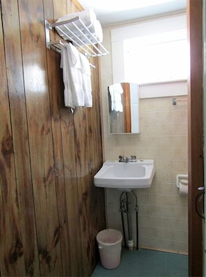 Serviettes fournies, savon, shampooing, papier de toilette