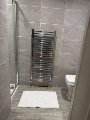 Shower, towels, soap, toilet paper - Light, airy, great location, newly decorated and furnished. Great views. (London)