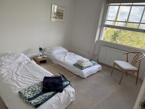 2 bedrooms, iron/ironing board, internet, bed sheets - Light, airy, great location, newly decorated and furnished. Great views. (London)