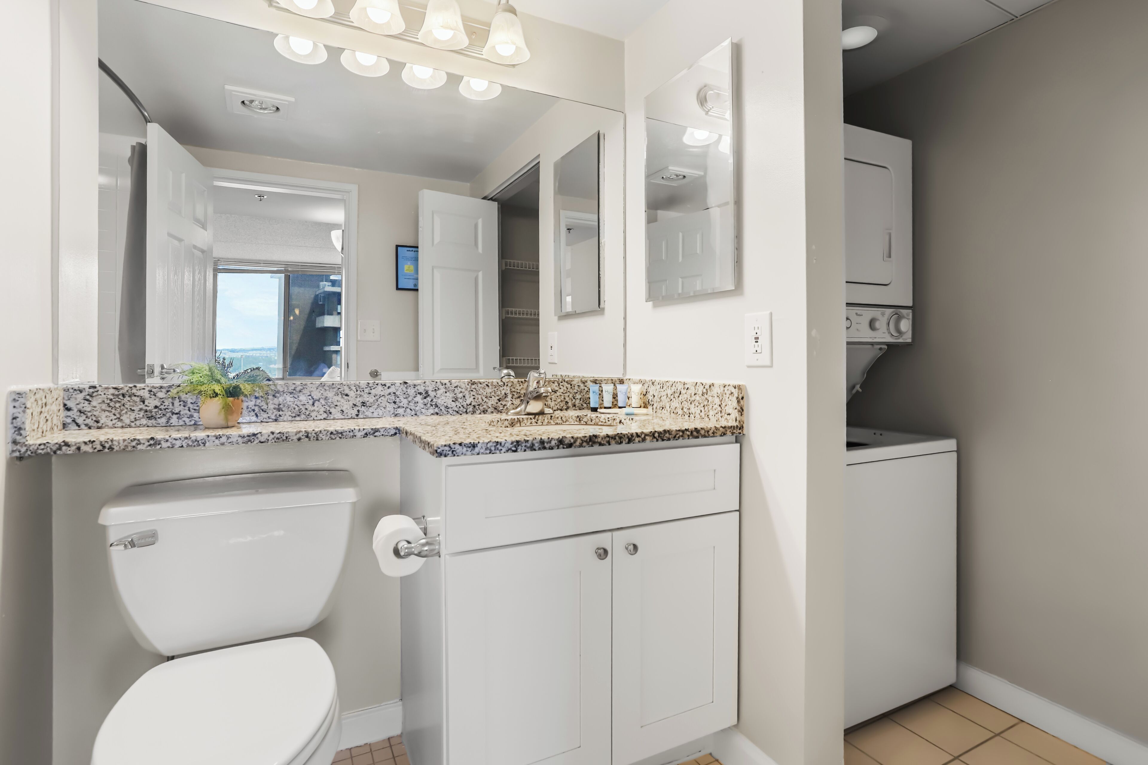 Een moderne badkamer met toilet, wastafel en badkamermeubel.