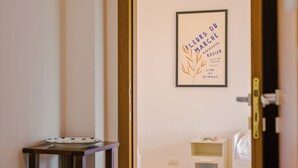 Ein gerahmtes Schild mit Text und einer Pflanzenillustration an der Wand.