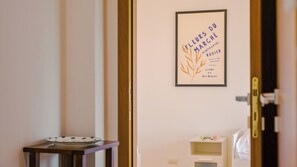 Ein gerahmtes Schild mit Text und einer Pflanzenillustration an der Wand.