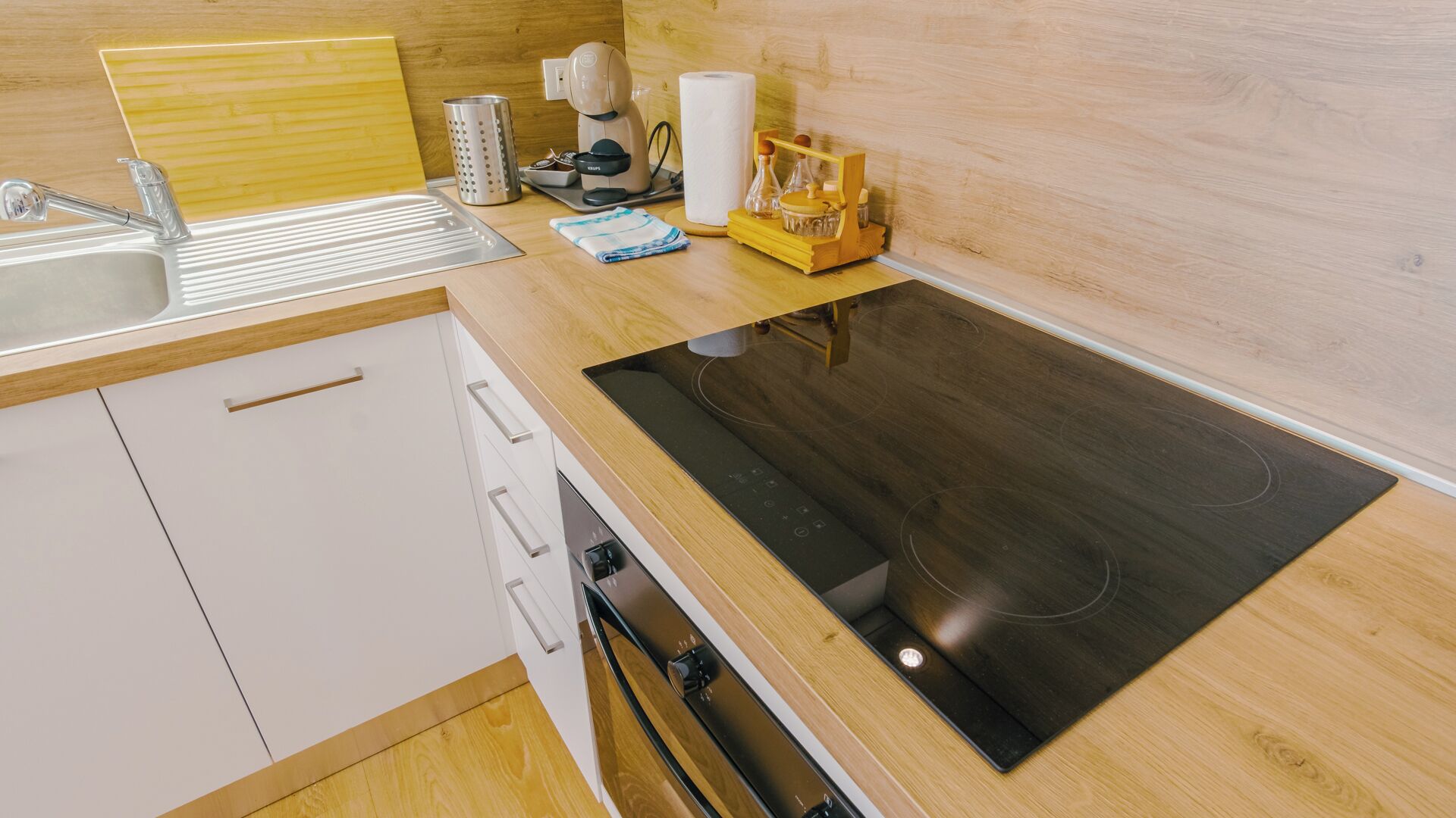 Kühlschrank, Mikrowelle, Ofen, Herdplatte
