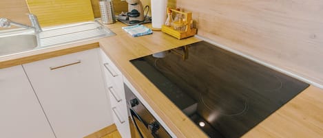 Wasserkocher mit Kaffee-/Teezubehör, Kühlschrank, Mikrowelle, Ofen
