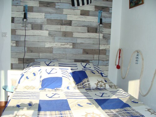 “Boat Cabin Room” Guesthouse with Shared Terrace, Garden, and Wi-Fi
