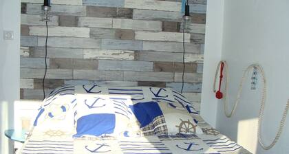 “Boat Cabin Room” Guesthouse with Shared Terrace, Garden, and Wi-Fi