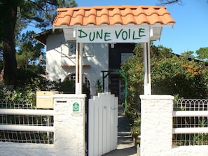 A building with a sign reading 'DUNE VOILE' and a gated entrance.