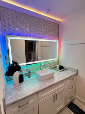 Bathroom - Deco Studio Retreat: Fireplace, WiFi, Queen Bed (Reno)