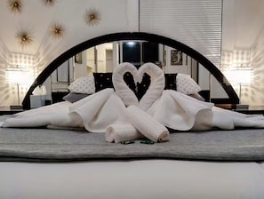 Room - Deco Studio Retreat: Fireplace, WiFi, Queen Bed (Reno)