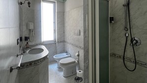 A bathroom with a shower, toilet, bidet, and sink. - Accommodation in Appia Nuova (Roma)