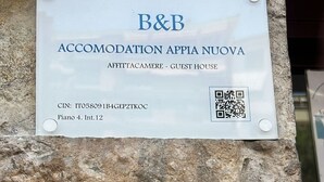A sign for B&B Accommodation Appia Nuova, indicating a guest house with a CIN number and room details. - Accommodation in Appia Nuova (Roma)
