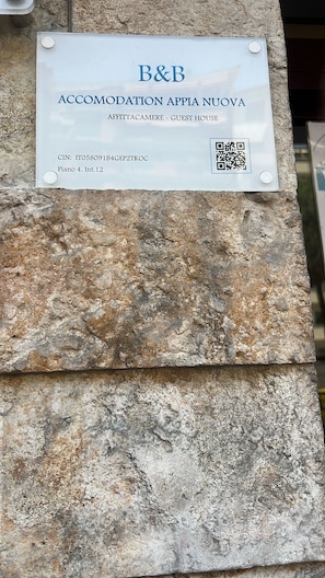 A sign for B&B Accommodation Appia Nuova, indicating a guest house with a CIN number and room details. - Accommodation in Appia Nuova (Roma)