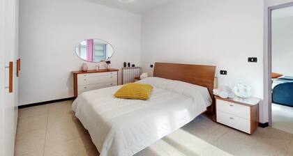 Varazze Mare Apartment with Two Bathrooms and Courtyard