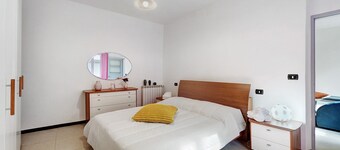 Varazze Mare Apartment with Two Bathrooms and Courtyard