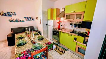 Frigorifero, microonde, forno, piano cottura