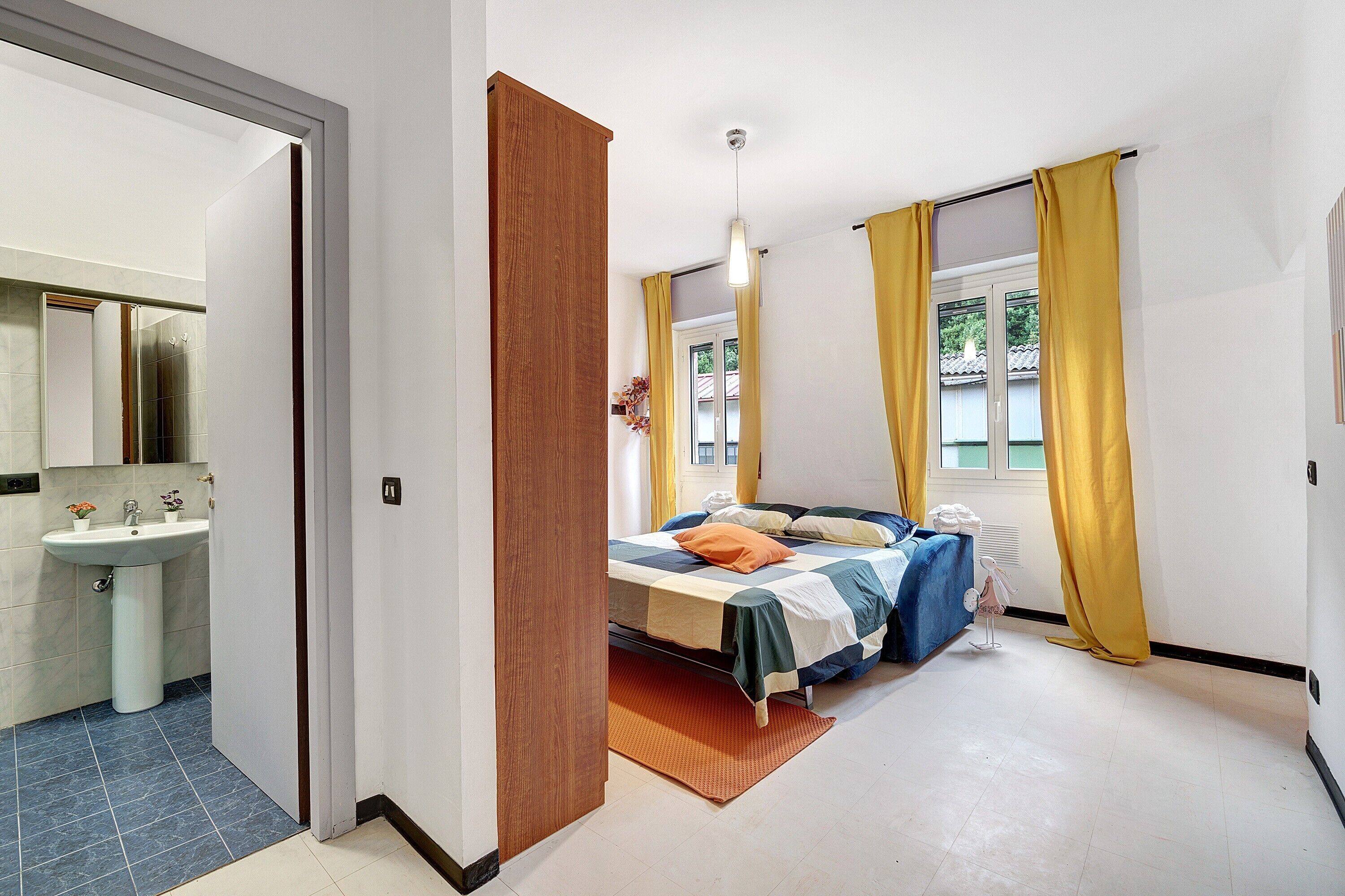 Iron/ironing board, WiFi, bed sheets