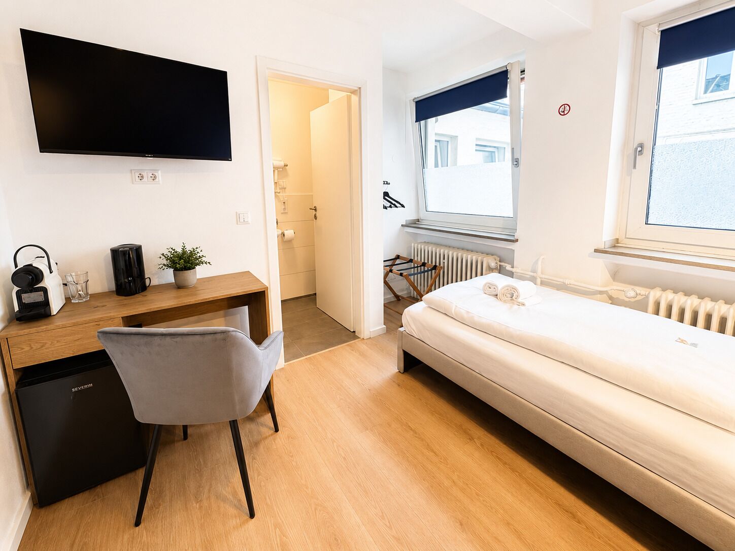 Schreibtisch, laptopgeeigneter Arbeitsplatz, kostenloses WLAN