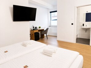 Escritorio, espacio para trabajar con laptop y wifi gratis 