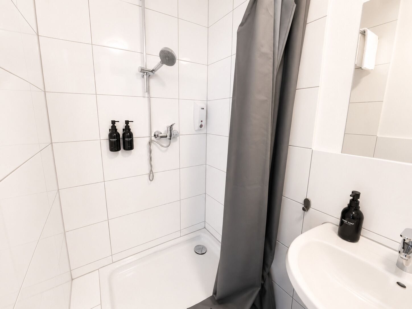Een haardroger, handdoeken, zeep, shampoo
