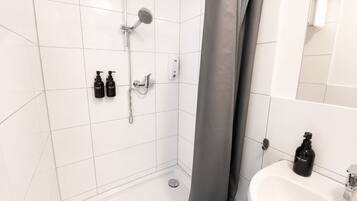 Een haardroger, handdoeken, zeep, shampoo