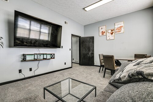 Shop & Stroll! Central Parkersburg Stay Near Dtwn