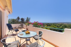 Outdoor dining - Apartment 'One Bedroom  1' with Shared Pool, Wi-Fi and Air Conditioning (São Bartolomeu de Messines)