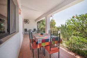 Outdoor dining - Apartment 'Two Bedroom  2' with Shared Pool, Wi-Fi and Air Conditioning (São Bartolomeu de Messines)