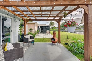 A covered patio with outdoor furniture, a terracotta planter, and a pergola with string lights. - Boat Dock Access! Pet-friendly Studio in Hudson (Hudson)