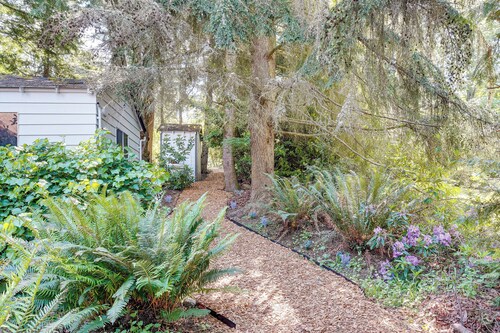 Tanwax Lake Waterfront Studio w/ Private Hot Tub!