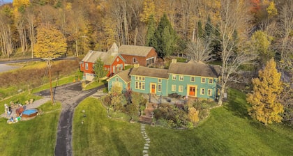 Hot Tub & Large Yard: Elegant Deansboro Getaway