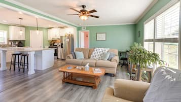 House (3 Bedrooms) | Interior