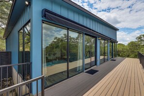 Ein modernes Gebäude mit großen Glasfenstern und einer Holzterrasse.