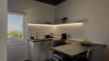 Coffee/tea maker, stovetop, electric kettle, toaster
